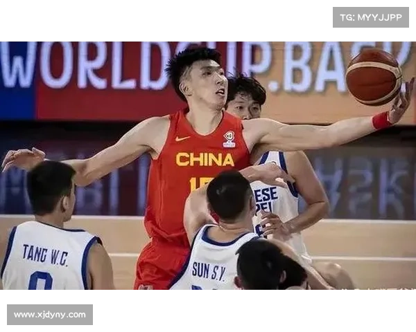 中国男篮归化球员首次公开训练上演惊人暴扣引爆全场欢呼 中国男篮归化球员首次公开训练上演惊人暴扣引爆全场欢呼